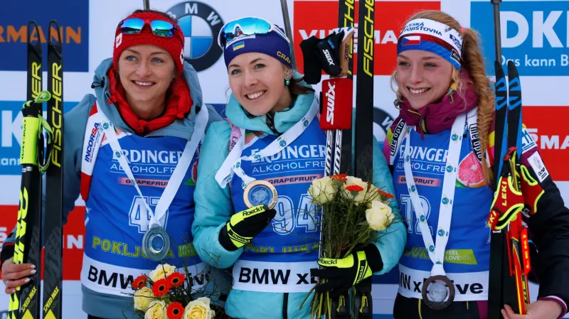 Markéta Davidová s bronzem z vytrvalostního závodu v Pokljuce (vpravo), Julija Džymová (uprostřed) a Monika Hojniszová