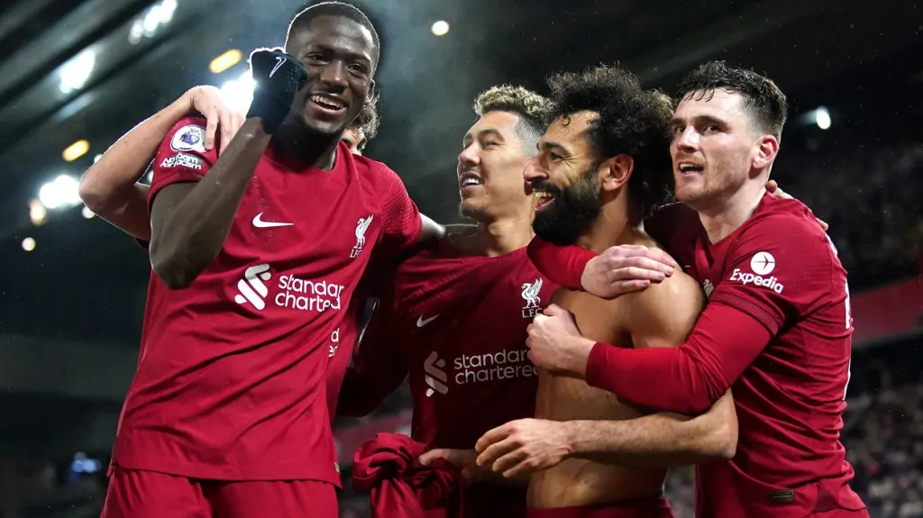 Fotbalisté Liverpoolu se radují z jasné výhry nad Manchesterem United