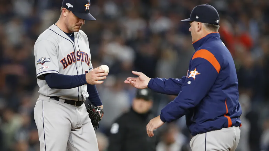Kouč a manažer Houstonu dostali v MLB roční distanc, klub je propustil