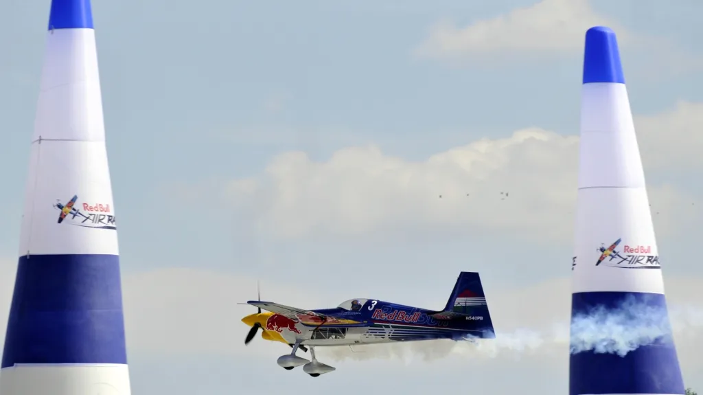 Maďar Peter Besenyei během závodu Red Bull Air Race