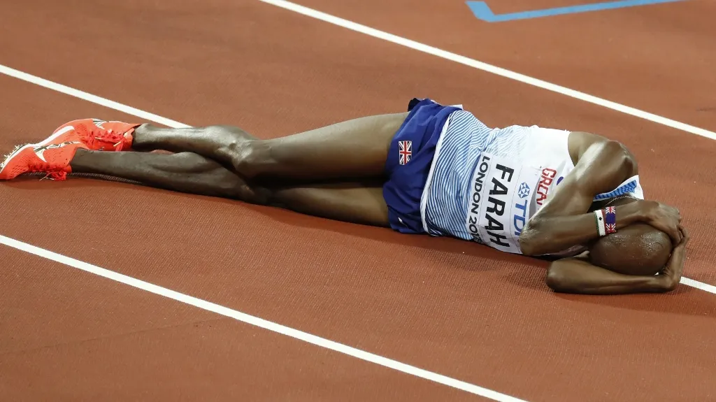 Mo Farah v cíli závodu na 5000 m