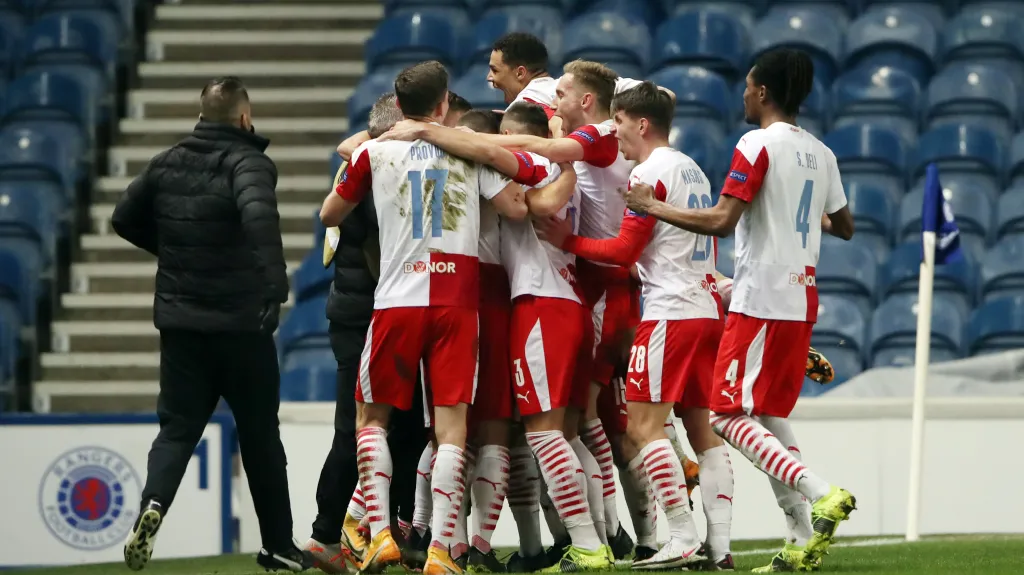 Slavící fotbalisté Slavie Praha