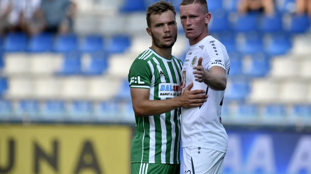 Zleva Jan Vondra z Bohemians a Petr Kodeš z Hradce Králové
