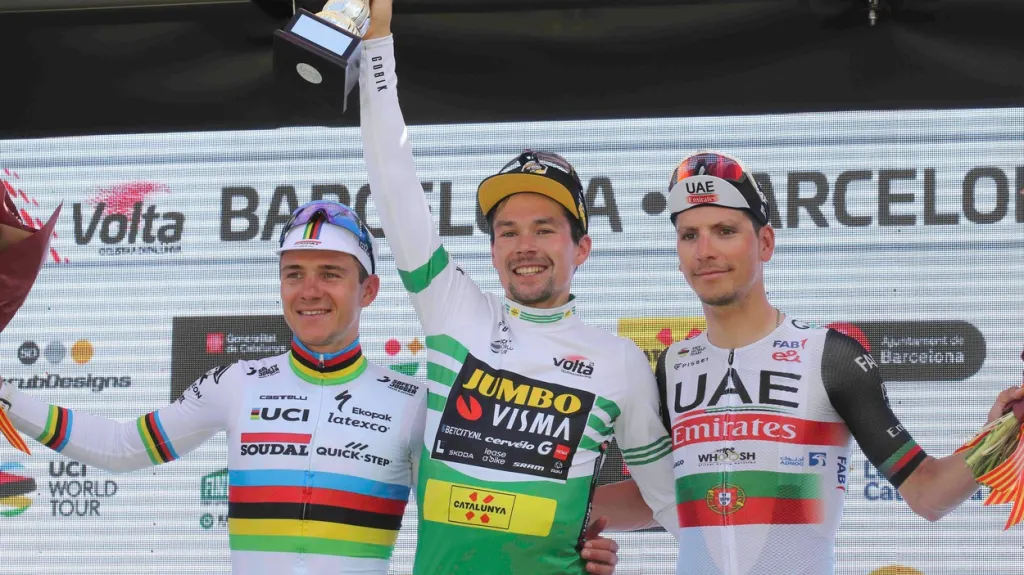 Primož Roglič (uprostřed) s trofejí pro vítěze závodu Kolem Katalánska