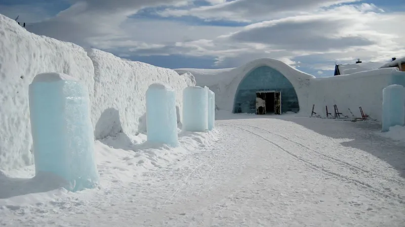 Vstup do ledového hotelu Jukkasjärvi