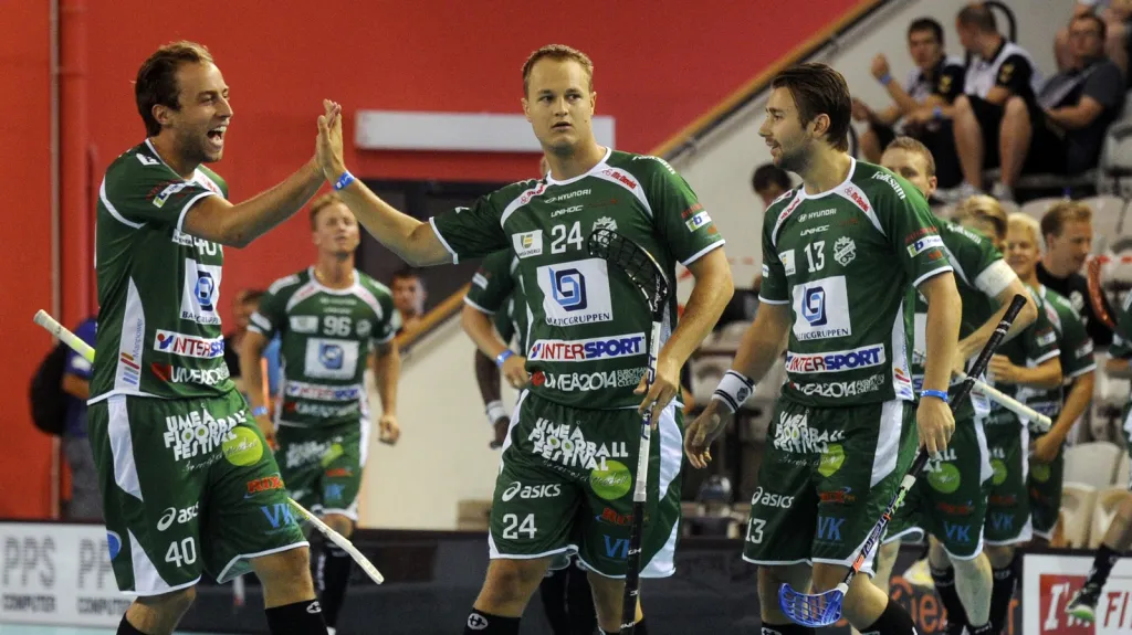 Hráči Dalenu se radují z gólu