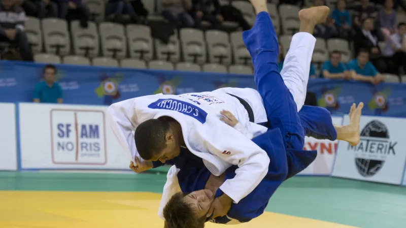 Jakub Ječmínek (v modrém)