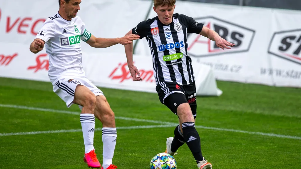 Pavel Šulc z Českých Budějovic (vpravo) v utkání v Karviné