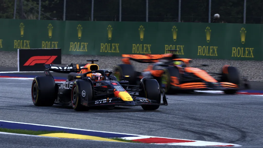 Max Verstappen pod tlakem McLarenu