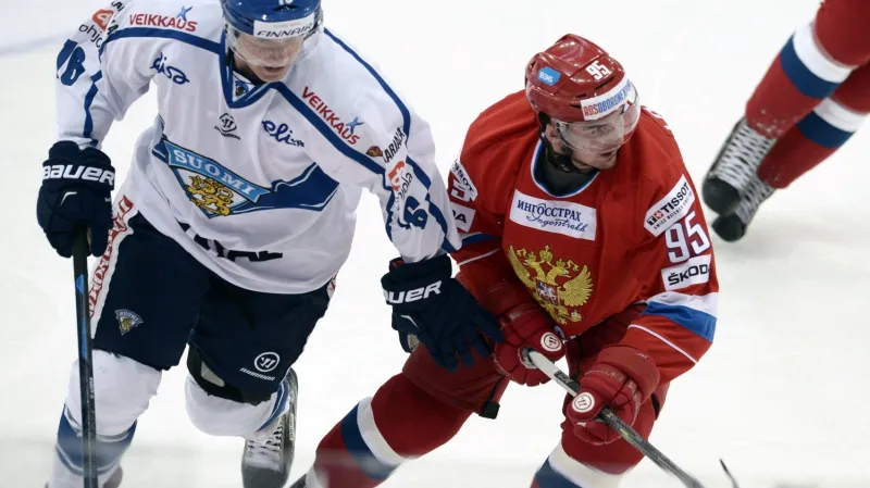 Fin Aleksander Barkov (vlevo) v duelu s Ruskem