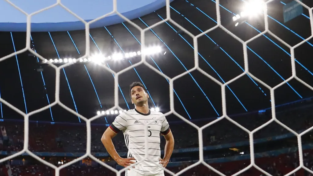 Mats Hummels po gólu do vlastní sítě