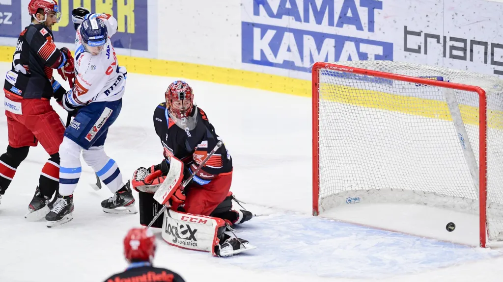 Brankář Hradce Králové Marek Mazanec (uprostřed) dostává gól