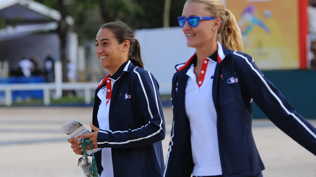 Caroline Garciaová (vlevo) a Kristina Mladenovicová