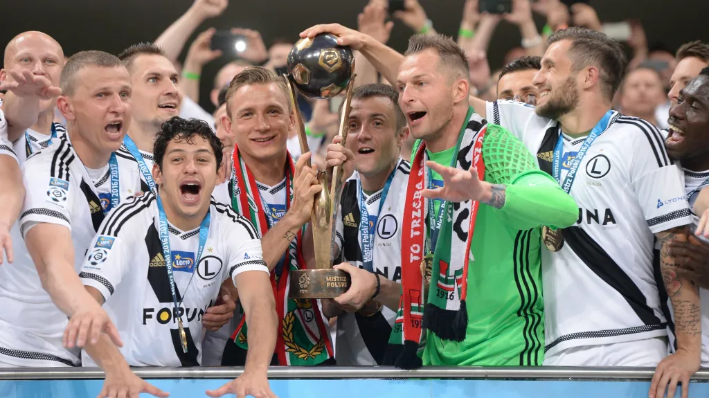 Titul v polské lize obhájila Legia Varšava v sestavě s českými hráči Necidem a Hlouškem