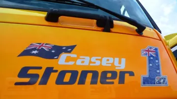 Úřadující šampion Casey Stoner bude v Brně k vidění jen na kapotě přepravního kamionu