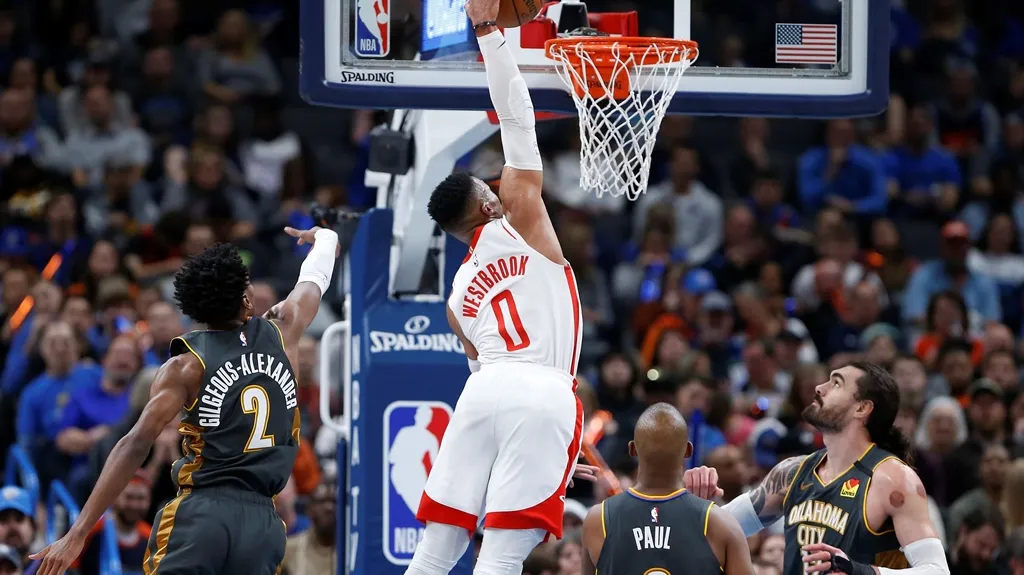 Russell Westbrook z Houstonu smečuje do koše v utkání NBA s Oklahomou
