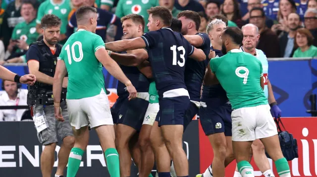 Irsko – Skotsko: Fotbalový zákrok Smithe vyústil v hromadnou šarvátku