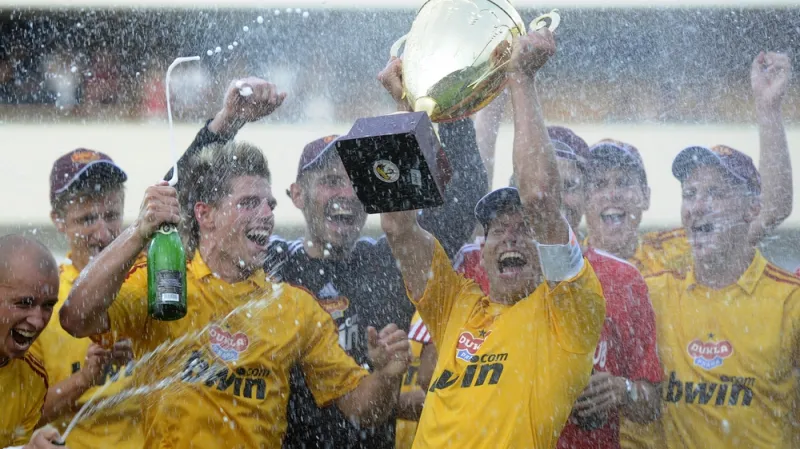 Hráči Dukly s pohárem pro vítěze druhé ligy