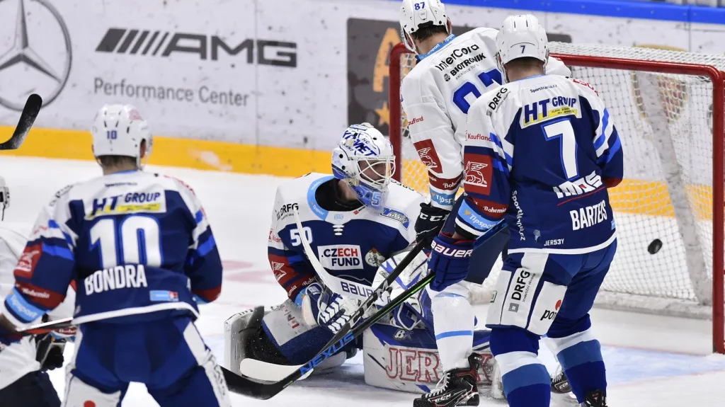 Brankář Karel Vejmelka z Brna dostává gól v utkání s Plzní