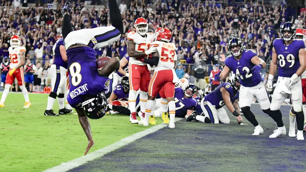 Lamar Jackson skóruje vítězný touchdown proti Chiefs