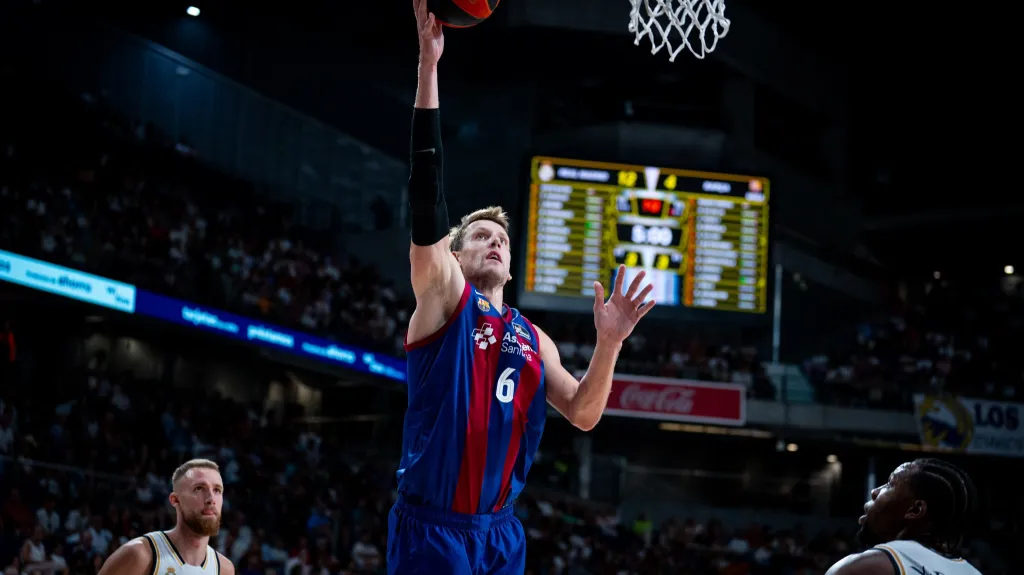 Jan Veselý z Barcelony v akci během utkání s Realem Madrid