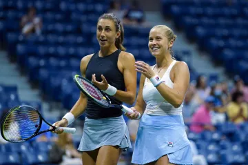 Erin Routliffeová (vlevo) s Gabrielou Dabrowskou