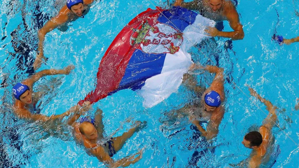 Srbové se na oslavu vykoupali s národní vlajkou