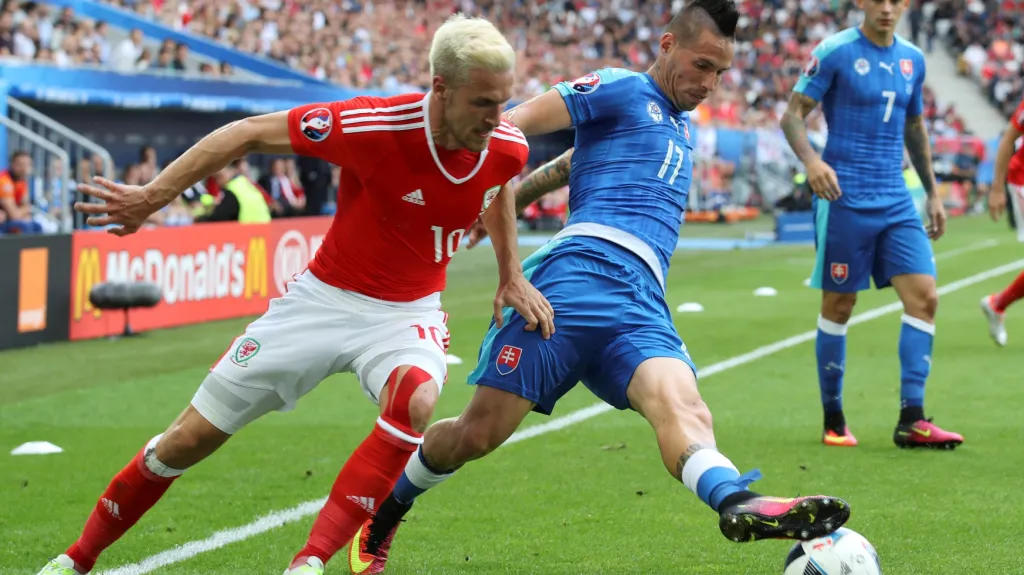 Marek Hamšík v souboji s Aaronem Ramseym