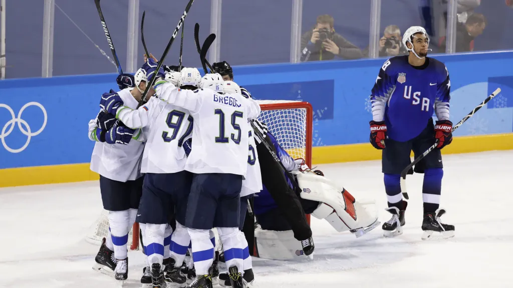 Slovinští hokejisté se radují z gólu v utkání s USA