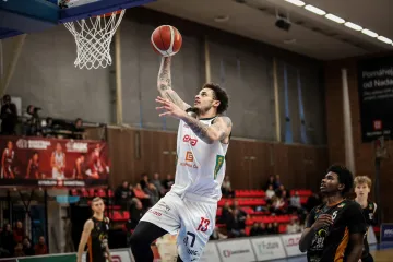 Christian Bishop v dresu Nymburku