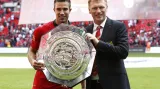 Robin van Persie (vlevo) a David Moyes (vpravo) pózují s trofejí pro vítěze anglického superpoháru