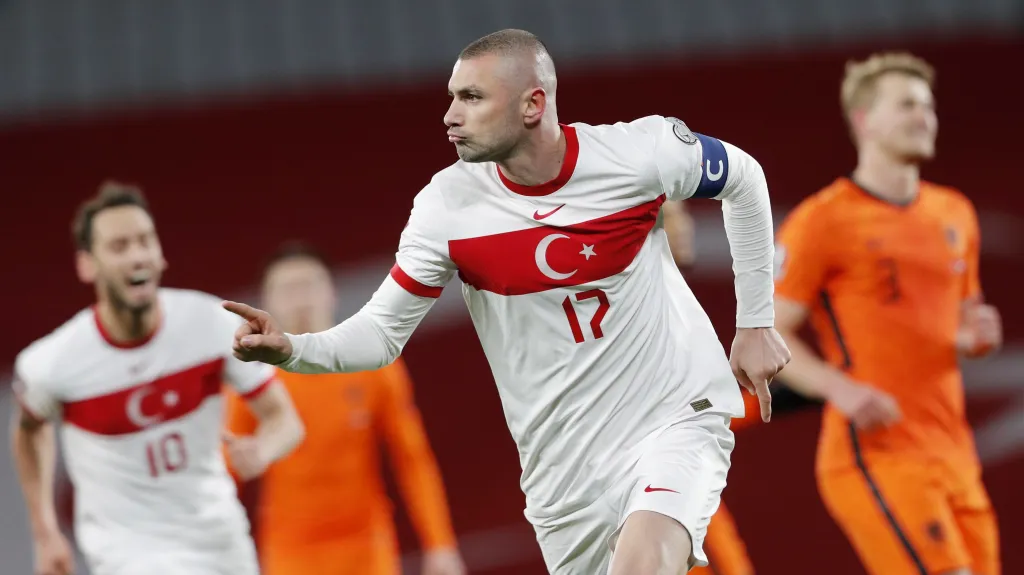 Burak Yilmaz z Turecka oslavuje gól v síti Nizozemska