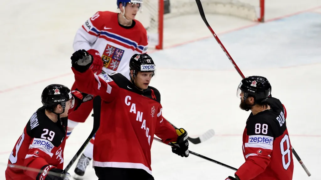 Kanaďan Jason Spezza (uprostřed) slaví vstřelenou branku v duelu s Českou republikou