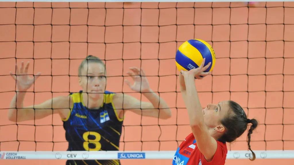 Nahrávačka Kateřina Valková (vpravo) v utkání se Švédskem