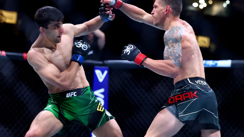 David Dvořák bojuje se Stephenem Ercegem