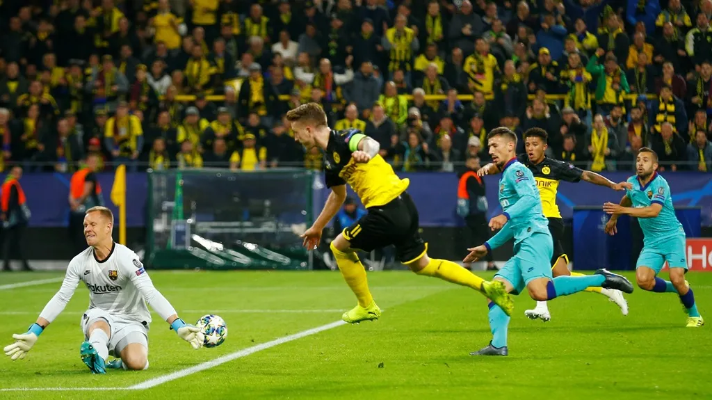 Barcelonský Marc-André ter Stegen chytá střelu Marca Reuse z Dortmundu