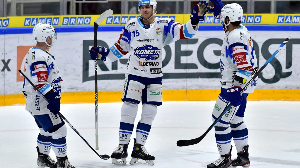 Luboš Horký (uprostřed) se raduje se spoluhráči z Komety Brno
