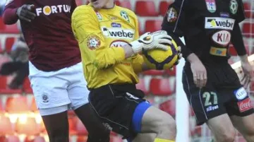 Gól Bonyho Wilfrieda (vlevo) na vítězství Sparty nestačil