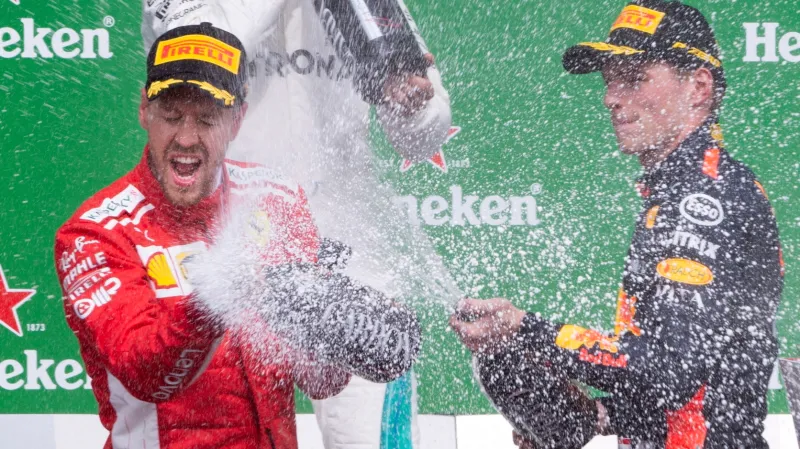 Sebastiana Vettela sprchuje Max Verstappen