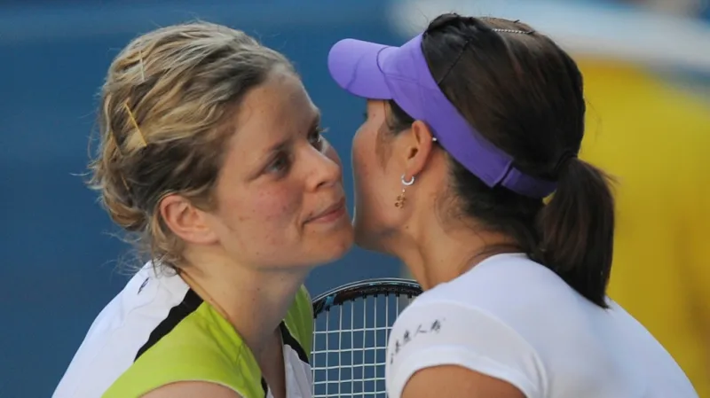 Kim Clisjstersová se zdraví s Li Na