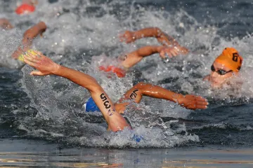 Závod triatlonistů v řece Seině