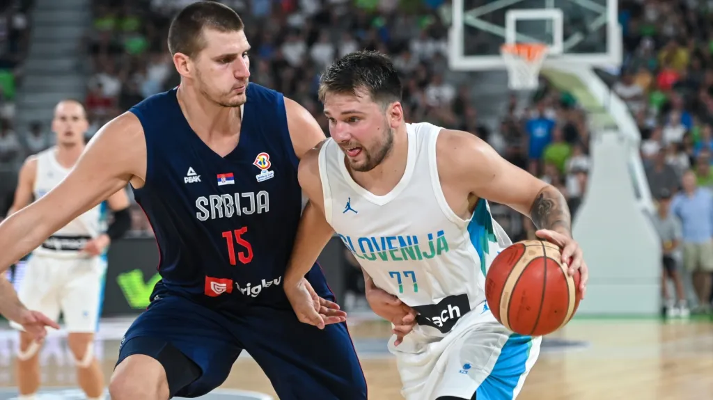 Slovinec Luka Dončič (vpravo) si kryje míč před Srbem Nikolou Jokičem