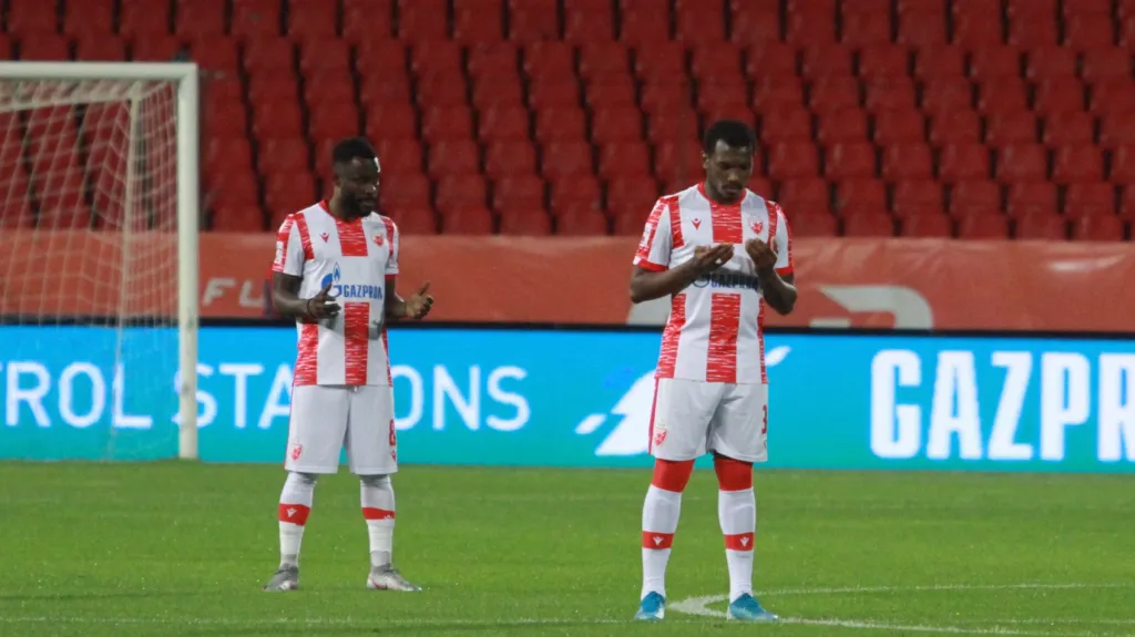 Guélor Kanga (vlevo) v dresu CZ Bělehrad