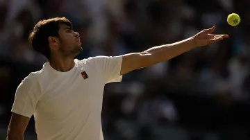 Alcaraz ve Wimbledonu dál útočí na třetí titul