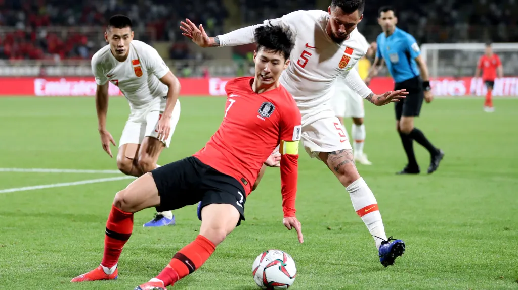 Son Hung-min z Koreje v utkání mistrovství Asie proti Číně