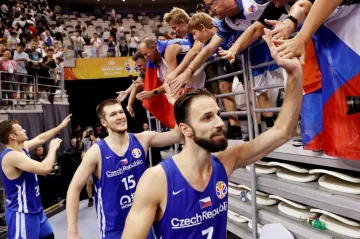 Zprava Vojtěch Hruban, Martin Peterka a Jaromír Bohačík slaví s fanoušky