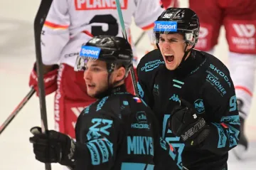 Vojtěch Čihař (vpravo) se raduje s Dalimilem Mikyskou