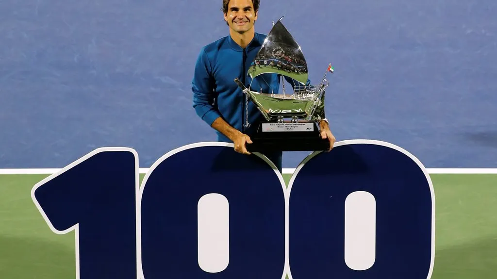 Roger Federer pózuje s trofejí z Dubaje při oslavě 100. titulu v kariéře