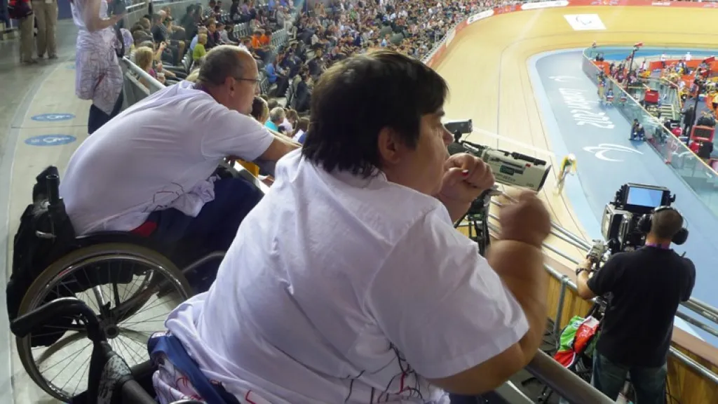 Atletka Eva Kacanu drží pěsti i palce dráhové cyklistce Tereze Diepoldové