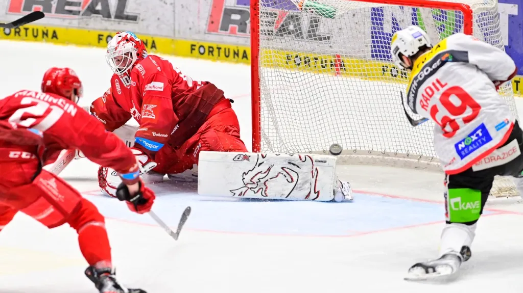 Lukáš Radil zakončuje do odkryté branky Třince